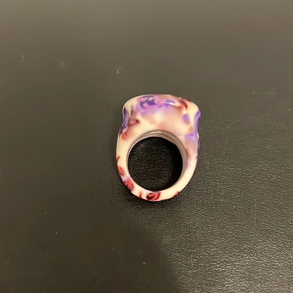 Vintage Plastic Lucite Ring, Floral, White, Purple, Boho, Retro, Size 7.75 - Picture 6 of 7